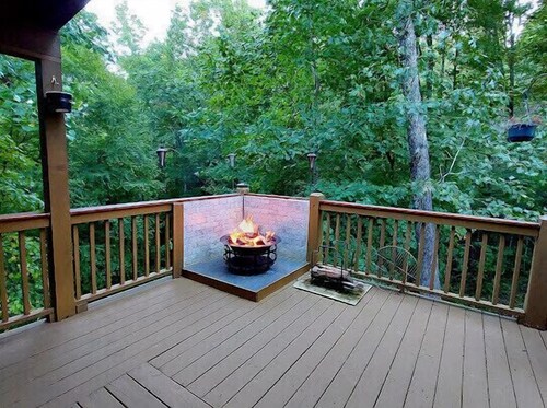 Bear Paw Resort ,high speed   internet , gas fireplace,firepit ,sleeps 8