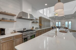 House (5 Bedrooms) | Interior