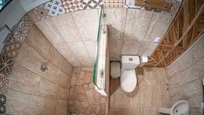 A bathroom with a shower, toilet, and a sink. - Hotel Pura Natura (Colorado)