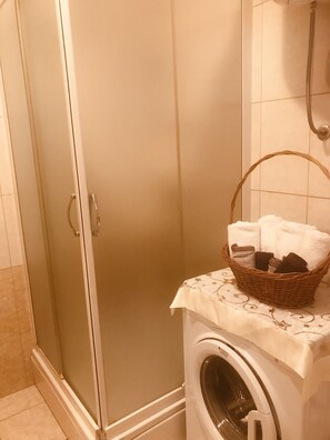 Shower, hair dryer, towels, soap - Lovely family-sized appartment 5 minutes from the beach (Kaštela)