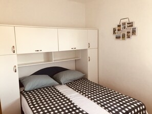 2 bedrooms, desk, iron/ironing board, WiFi - Lovely family-sized appartment 5 minutes from the beach (Kaštela)