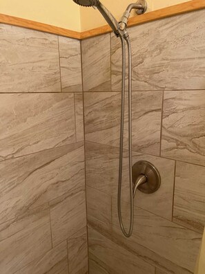Combined shower/tub, towels