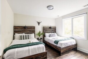 3 bedrooms, desk, iron/ironing board, travel cot