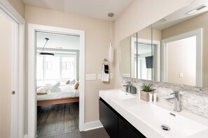 Badewanne, Haartrockner, Handtücher, Seife