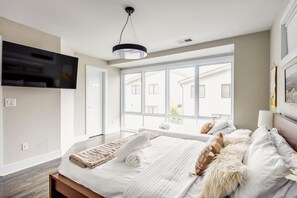 3 Schlafzimmer, Schreibtisch, Bügeleisen/Bügelbrett, Reisekinderbett