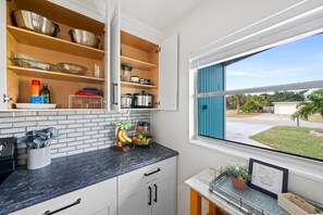 Frigorifero, microonde, forno, piano cottura