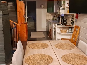 Refrigerador, microondas, lavavajillas y utensilios de cocina 