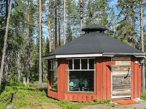 A small cabin with a sloped roof, large windows, and a door with a wooden panel. - Pajalan piilopirtti by Interhome (Kuusamo)