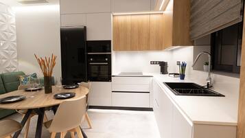 Réfrigérateur, micro-ondes, four, plaque de cuisson