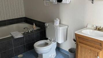 Banyera d'hidromassatge, assecador de cabells, tovalloles i sabó