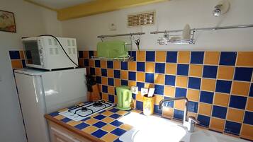 Een koelkast, een oven, een kookplaat, een koffiezetapparaat/waterkoker