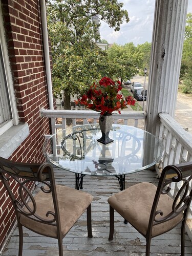 Historic Olde Towne 2 Bedroom 1 Bath 1100sq ft Vacation Rental