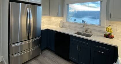 Beautiful sun filled 2 BR 3 blocks from beach- 2 beach passes- kids are free