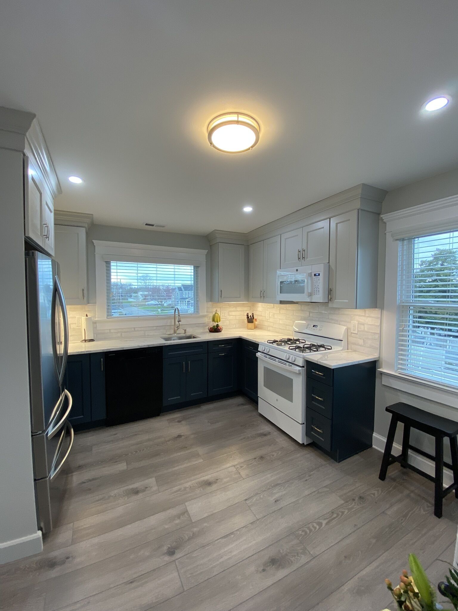 Réfrigérateur, four à micro-ondes, un four, surface de cuisson