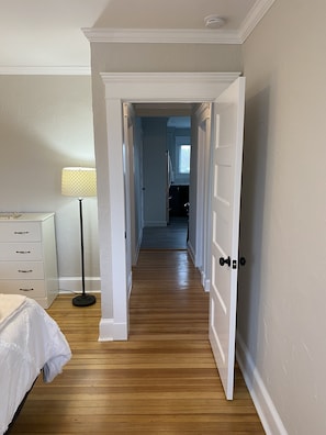 2 habitaciones, escritorio y tabla de planchar con plancha