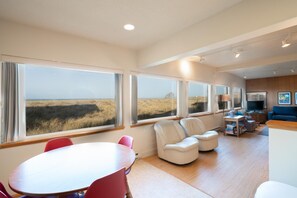 Living room - Sea Lion Crossing (Pacific City)