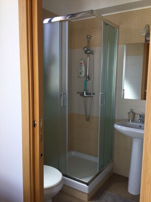 Douche, serviettes fournies