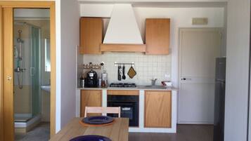 Réfrigérateur, four, plaque de cuisson, cafetiÚre/bouilloire