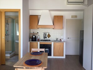 Kjøleskap, ovn, kokeplater og kaffetrakter/tekoker