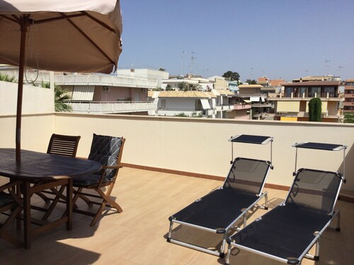 Attic, stylishly furnished, large terrace and sea view, 5 min. to the beach.