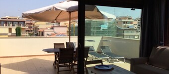 Attic, stylishly furnished, large terrace and sea view, 5 min. to the beach.