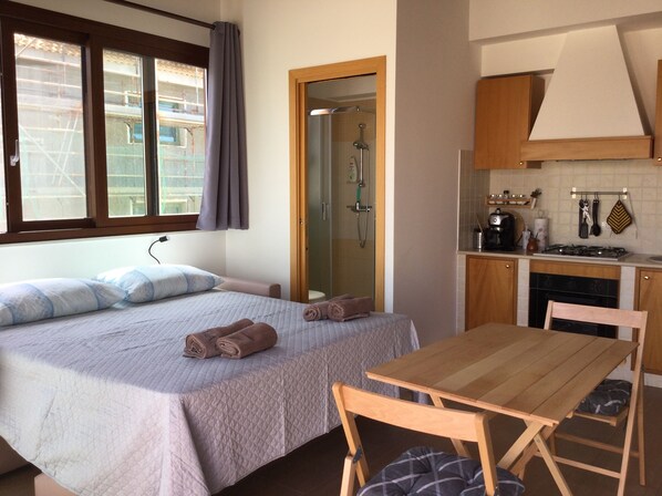 1 bedroom, WiFi, bed sheets - Attic, stylishly furnished, large terrace and sea view, 5 min. to the beach. (Pozzallo)