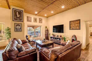 Smart TV, books, stereo, offices - La Puerta Azul - Stunning Desert Retreat Pool / Spa (Tucson)