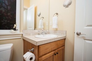 Bathroom - Sea Quest (Lincoln City)