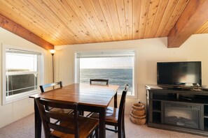 House, 2 Queen Beds (Whale Pointe) | Private kitchen - Whale Pointe (Depoe Bay)
