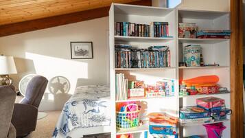 House, 2 Queen Beds (Whale Pointe) | 2 bedrooms, Internet