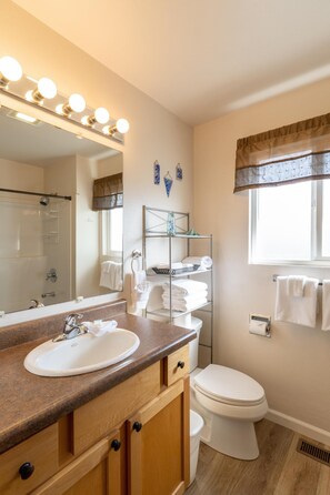 Bathroom - The Seaview (Lincoln City)