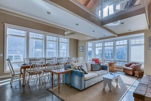 Casa, varias camas (The Tides Inn) | Zona de estar