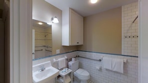 Bathroom - The Tides Inn (Lincoln City)