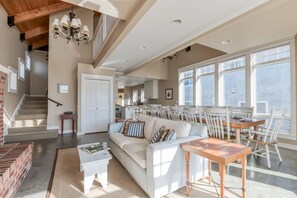 Casa, varias camas (The Tides Inn) | Zona de estar