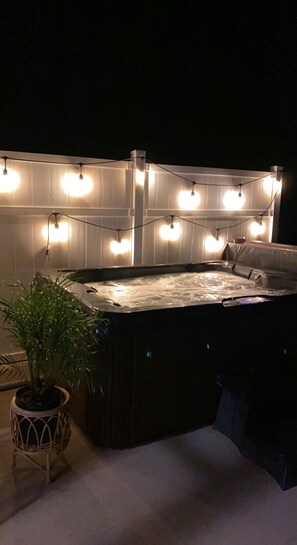 Outdoor spa tub - ⭐️Hot Tub⭐️ Luxury Getaway Near GSP Airport Downtown Greer Greenville Spartanburg  (Lyman)