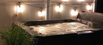 ⭐️Hot Tub⭐️ Luxury Getaway Near GSP Airport Downtown Greer Greenville Spartanburg 