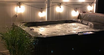 ⭐️Hot Tub⭐️ Luxury Getaway Near GSP Airport Downtown Greer Greenville Spartanburg