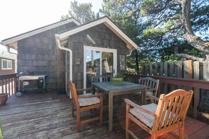 Hus, 2 queensize-senger (Sandpiper Cottage) | Balkong