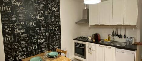 Geladeira, micro-ondas, fogão, cooktop