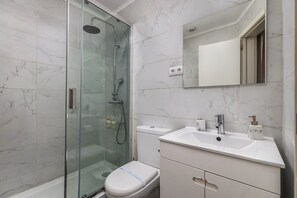 Dusche, Haartrockner, Handtücher, Toilettenpapier