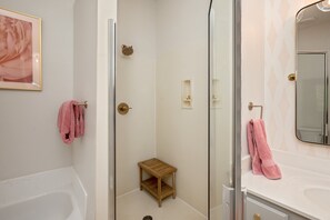 Secador de cabelo, toalhas de banho, sabonete, papel higiênico