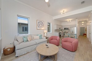 Smart TV, computer monitors - Completely Renovated Condo- Top Floor w/ Elevator.  8 Min walk to the Beach! (Santa Rosa Beach)