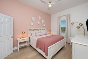 3 bedrooms, desk, free WiFi, bed sheets - Completely Renovated Condo- Top Floor w/ Elevator.  8 Min walk to the Beach! (Santa Rosa Beach)