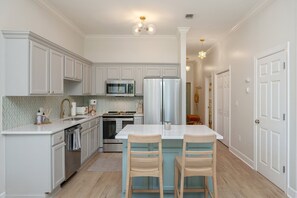 冷蔵庫、電子レンジ、オーブン、コンロ