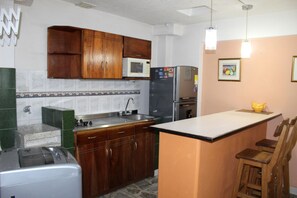 Kühlschrank, Mikrowelle, Herdplatte, Wasserkocher mit Kaffee-/Teezubehör