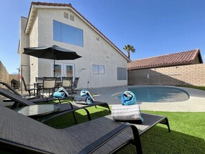 Outdoor pool - Cheerful 3-Bedroom home w/ Pool(minutes to the Strip) (Las Vegas)