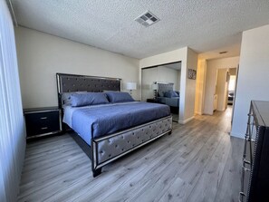 3 bedrooms, iron/ironing board, travel cot, free WiFi - Cheerful 3-Bedroom home w/ Pool(minutes to the Strip) (Las Vegas)
