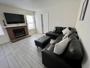 Smart TV - Cheerful 3-Bedroom home w/ Pool(minutes to the Strip) (Las Vegas)