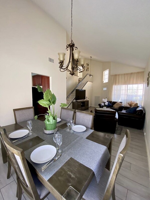 Dining - Cheerful 3-Bedroom home w/ Pool(minutes to the Strip) (Las Vegas)