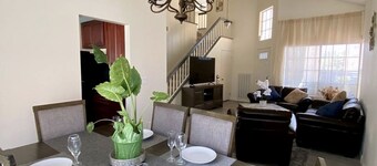 Cheerful 3-Bedroom home w/ Pool(minutes to the Strip)